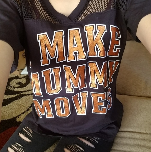 🆕️VS PINK, I Make Mummy Moves Tshirt - Picture 4 of 5